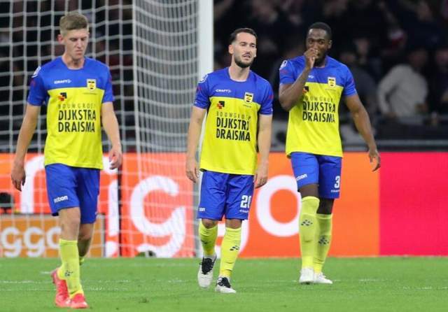 她举手投足 她举手投足